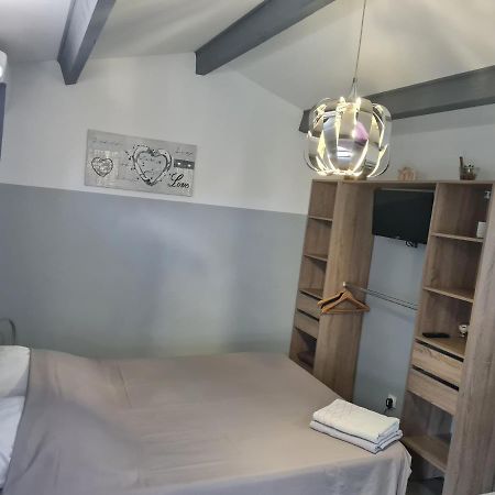 Chambre Cosy Avec Terrasse Apartment Arles Luaran gambar
