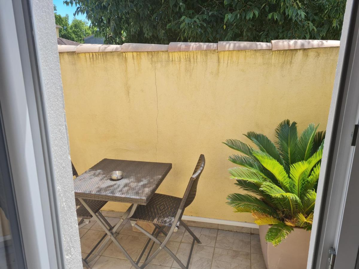Chambre Cosy Avec Terrasse Apartment Arles Luaran gambar